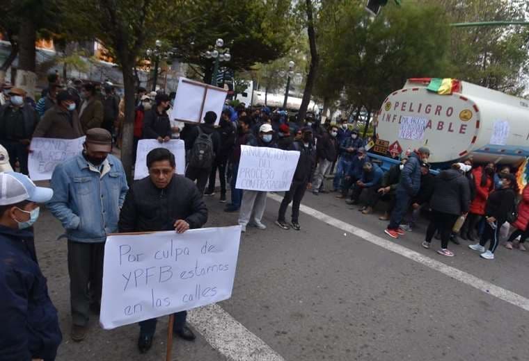 Cinco marchas y bloqueos de protesta paralizaron toda actividad en el centro de La Paz