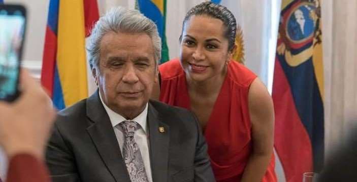 La exministra junto con el expresidente de Ecuador, Lenin Moreno