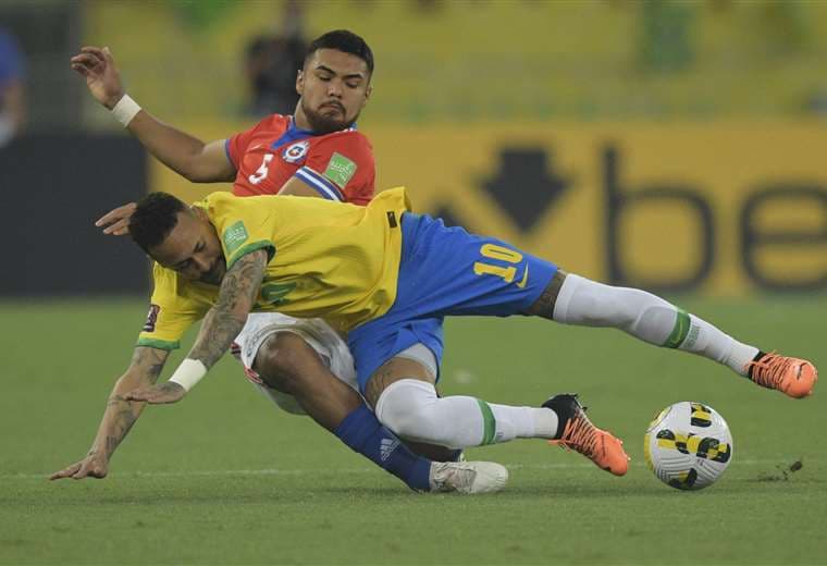Cae Neymar ante la marca de un defensor chileno. Foto: AFP