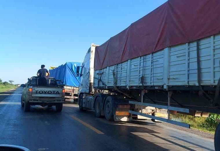 Hay cientos de camiones varados en la ruta a Beni/Foto: TriniMedia
