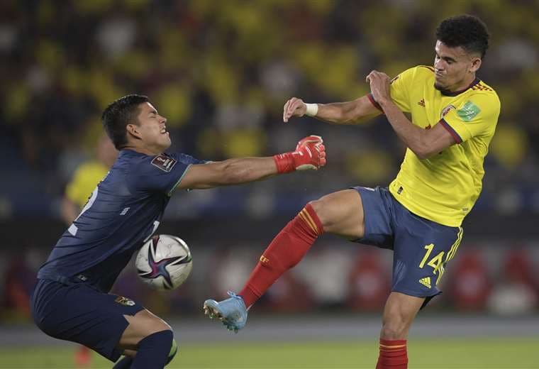 Cordano intenta despejar la pelota ante la presión de Díaz. Foto:AFP