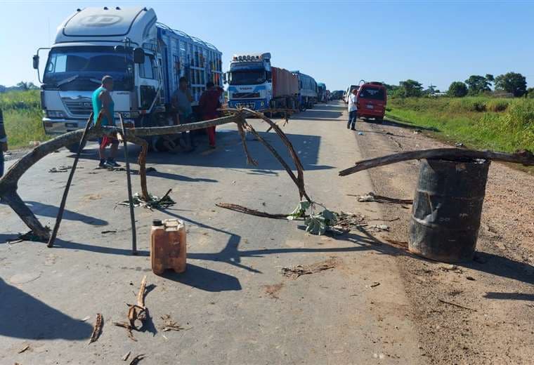 Larga fila de camiones varados en Guarayos / Foto: EL DEBER