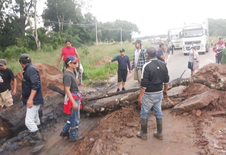 El bloqueo en la ruta a Cochabamba se mantuvo pese a la lluvia/Foto Soledad Prado
