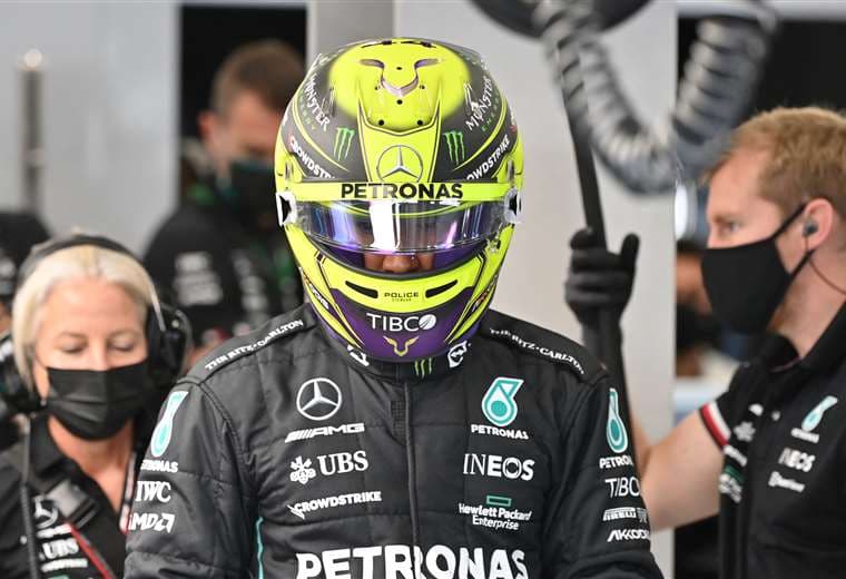 Hamilton, con el casco puesto, tuvo una mala jornada este sábado. Foto: AFP