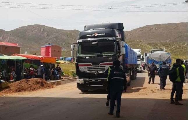 Se agiliza el paso de camiones en la frontera con Perú/Foto: ABI