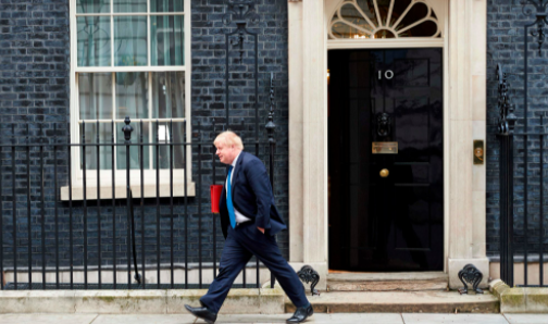 Boris johnson sale del 10 de Downing Street, donde se realizaban las fiestas. Foto: AFP