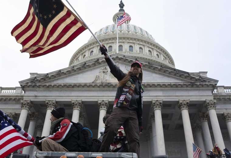 Pesquisa de disturbios en Capitolio EE.UU. halla brecha de 8 horas en llamadas de Trump