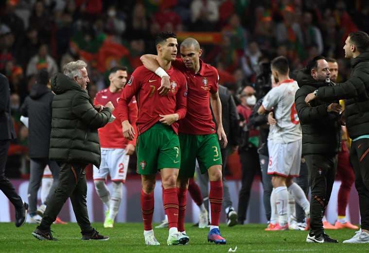 Cristiano Ronaldo y Pepe en el festejo de Portugal por la clasificación. Foto. AFP