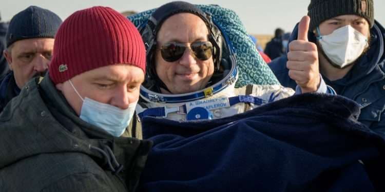 Tres astronautas retornan a tierra desde estación Espacial