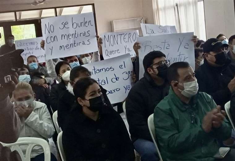 Carteles de protesta en el hospital de Montero 