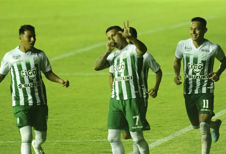 Festeja Dorrego con sus compañeros de Oriente su gol a Universitario. Foto: J. Gutiérrez