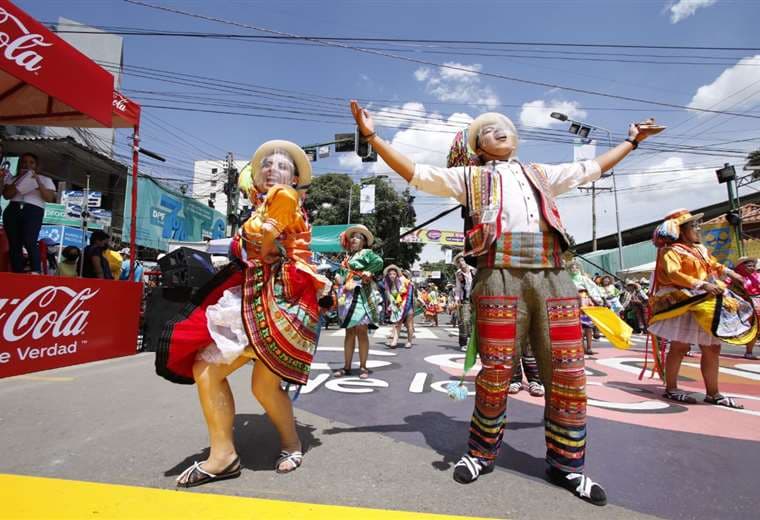 Grupos folclóricos participan en el Corso de Corsos de Cochabamba/Foto: David Flores