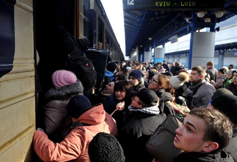 La gente intenta conseguir un tren de evacuación en la estación de Kiev/Foto: AFP