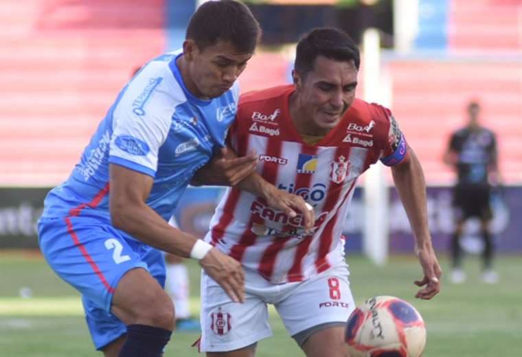 Jesús Sagredo (izq.) y Mijail Avilés disputan el balón. Foto: APG Noticias