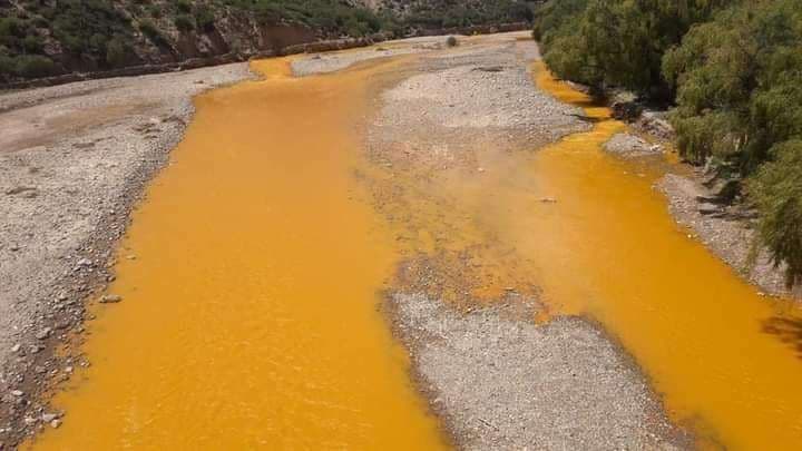 Aguas amarillentas en el río Vitichi a causa de la contaminación minera/David Maygua