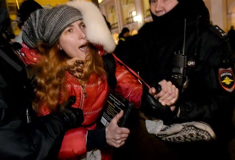 Más de 1.000 detenciones en Rusia en protestas contra intervención en Ucrania