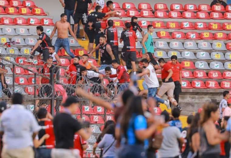 Hubo enfrentamiento de hinchas en el estadio de Querétaro. Foto: Internet