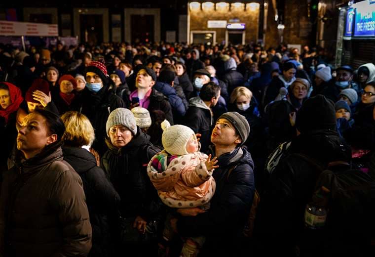 Ucranianos esperan un tren para evacuar en Kiev/Foto: AFP