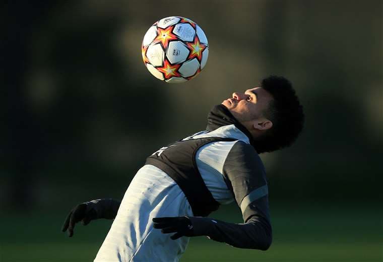 Luis Díaz, delantero colombiano de Liverpool, domina la pelota. Foto: AFP