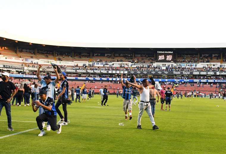 El sábado, los hinchas invadieron el campo de juego del estadio del Querétaro. Foto: AFP