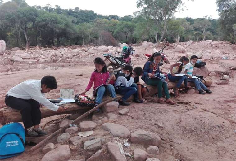 Niños de Tomatirenda pasaron clases sentados en un tronco de árbol