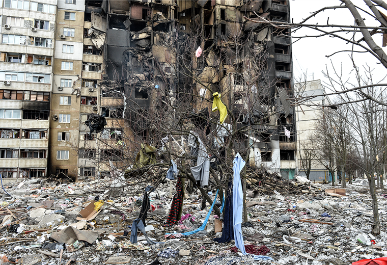 La imagen muestra un edificio bombardeado en la ciudad ucraniana de Kharkiv. Foto. AFP
