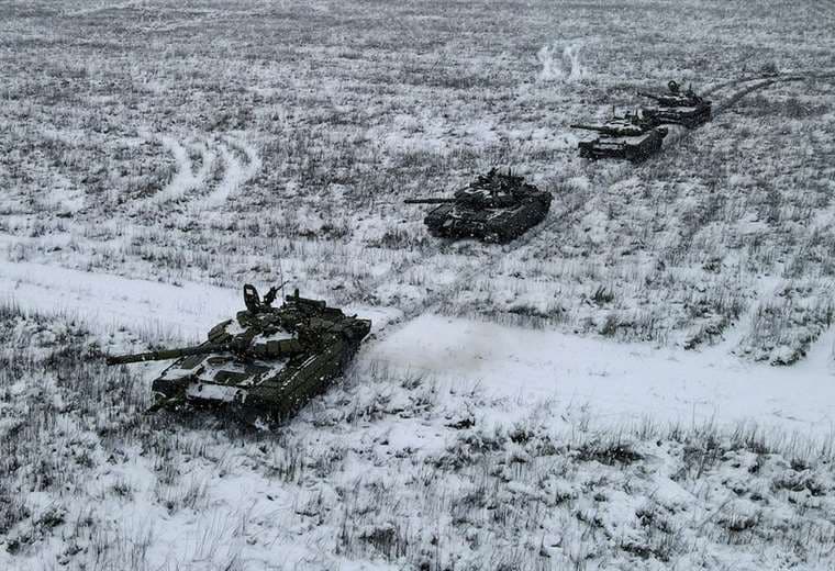Tanques rusos recorren  los campos de Ucrania