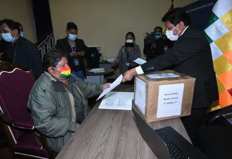El activista del Conade, Manuel Morales, entrega sus documentos (Foto:APG Noticias) 