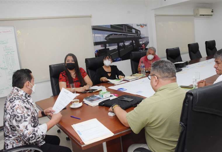 Alcalde y directorio de Emacruz se reunió para analizar informes del plan transitorio
