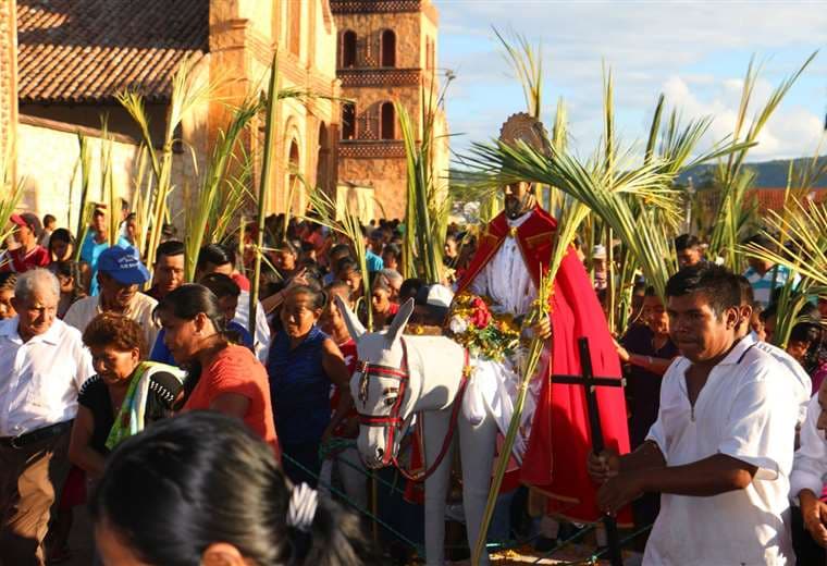 Una imagen de Jesús pasea en su ingreso al pueblo y es saludado por las palmas en San José