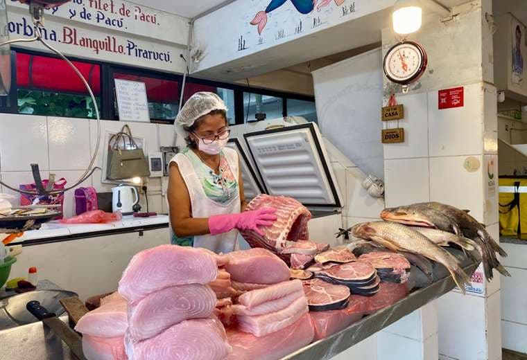 Venta de pescados en Semana Santa en el mercado Florida