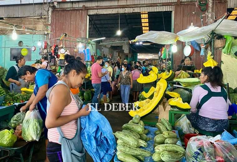 Venta de verduras en el mercado Abasto