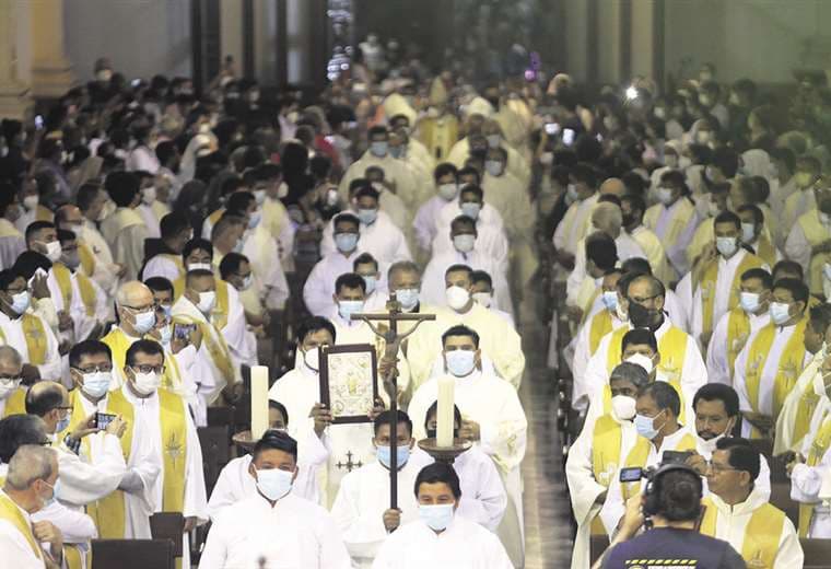 Este martes, sacerdotes y religiosos participaron de la misa crismal