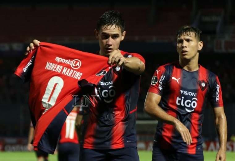 El festejo de Fernando Romero mostrando la camiseta de Martins. Foto: Internet