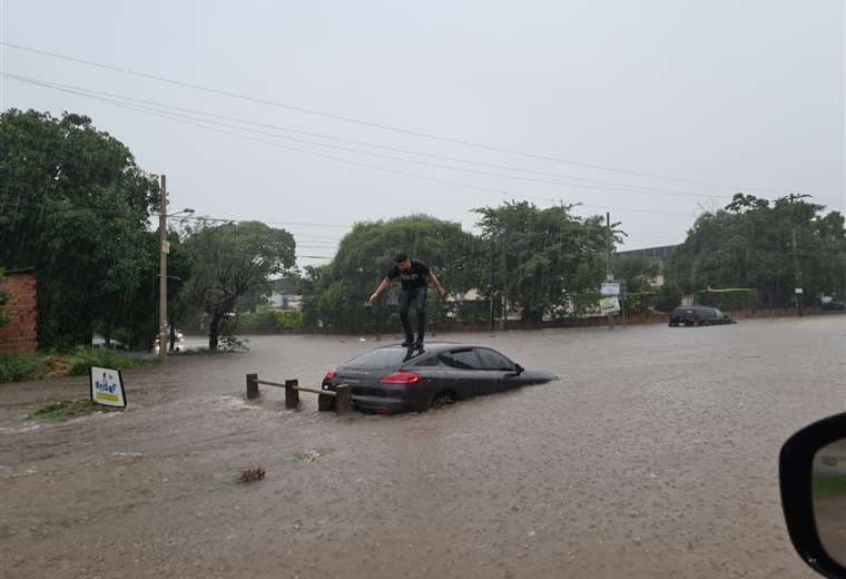 Vehículo afectado por la lluvia en la avenida Beni/Foto: RRSS
