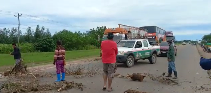 Los pobladores de Puerto Pailas iniciaron el bloqueo la tarde este jueves. 