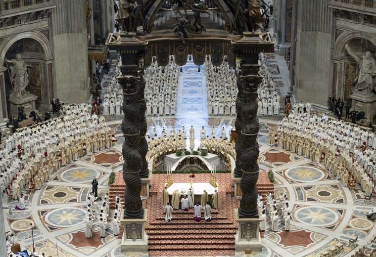 Misa Crismal presidida por el Papa, en la que los sacerdotes renuevan sus promesas/AFP