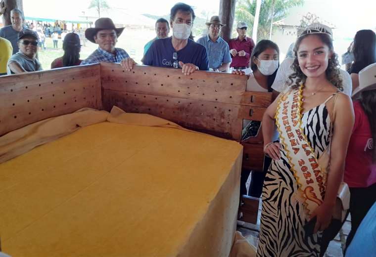 Natalia Ortiz, virreina de la Tradición Javiereña junto al queso de 1.900 kg/Magno Cornelio