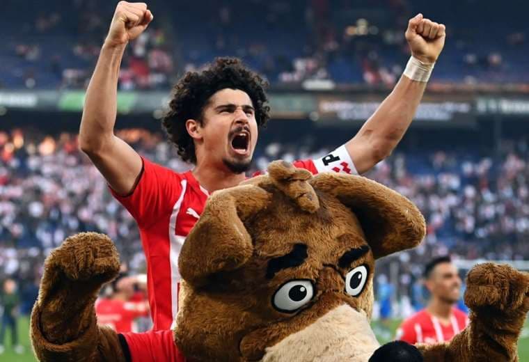Andre Ramalho festeja la victoria del PSV junto a la mascota. Foto: AFP