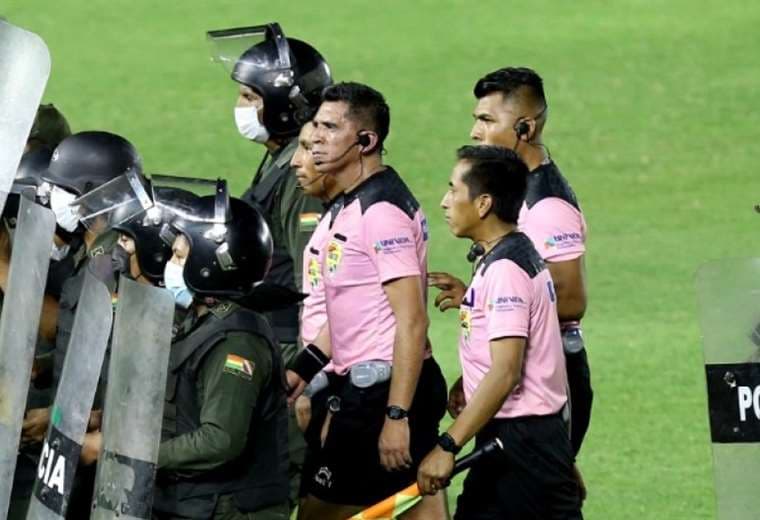 Los árbitros, con resguardo policial, al final del partido. Foto: Ricardo Montero