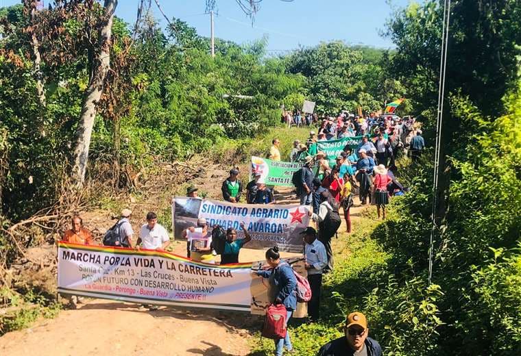 Comunarios de Santa fe de Amboró marchan hacia Santa Cruz, piden firma de convenio