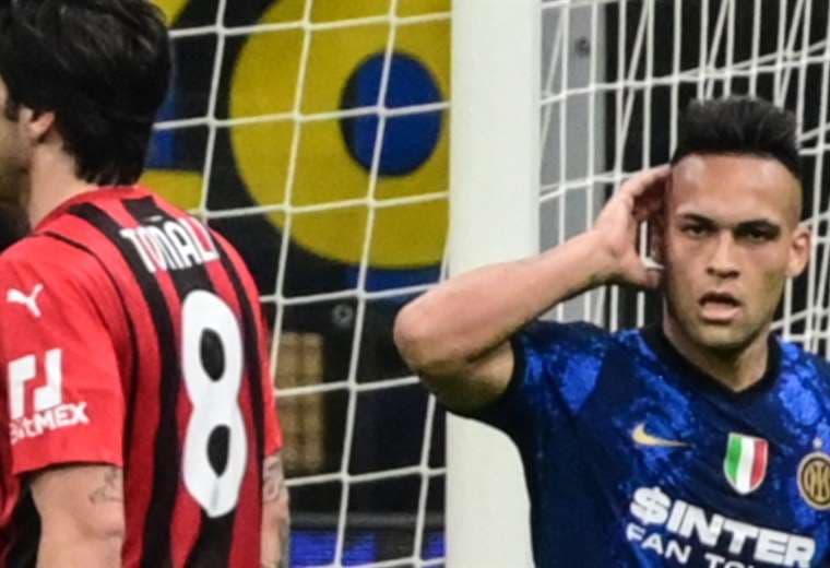 Lautaro Martínez festeja su doblete en el clásico de Milán. Foto: AFP