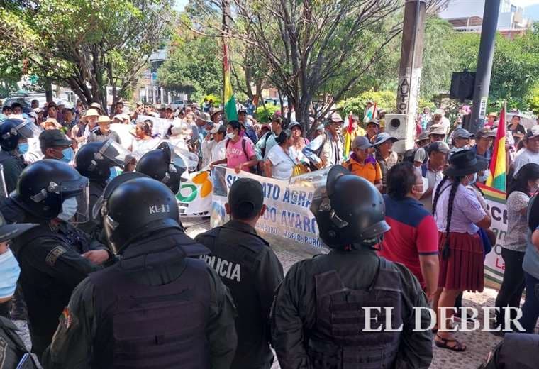 Marchistas llegan a la Gobernación y exigen firma de convenio/Foto: JC Torrejón