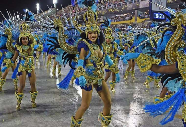 Las calles de Rio de Janeiro recuperan su alegría con el Carnaval