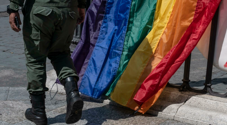 Un Guardia Nacional pasa delante de una bandera arco iris. Foto: AFP