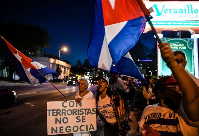 Cubanos en Miami protestan contra las negociaciones