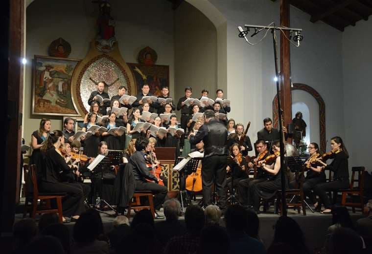 El coro y orquesta Arakaendar es una de las atracciones del festival
