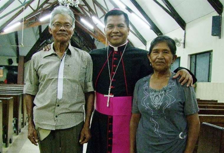 Monseñor René Leigue Cesari junto a sus padres