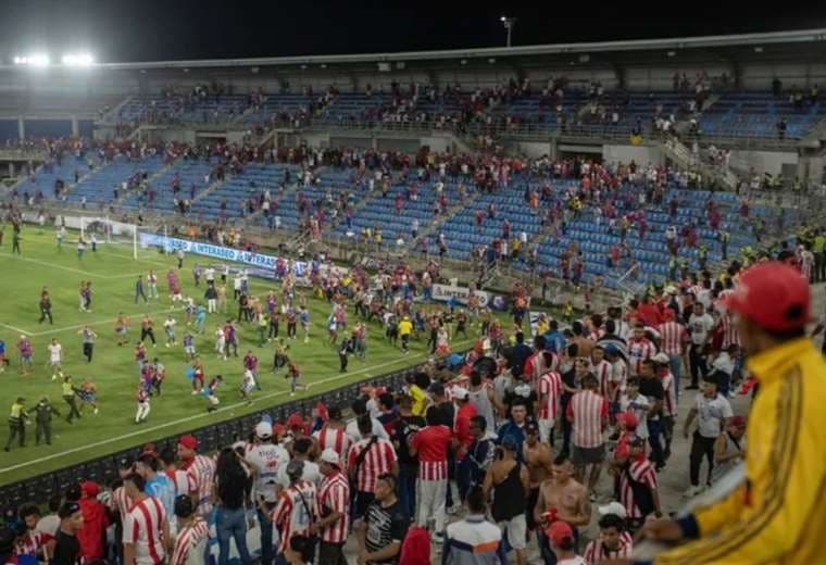 Los hinchas invadieron el estadio con reacciones violentas. Foto: Internet