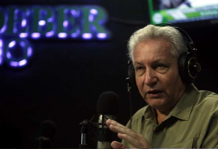 Costas estuvo en la cabina de EL DEBER Radio. Foto: Enrique Canedo